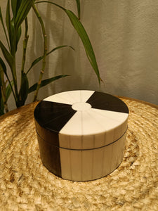 B&W Round Box