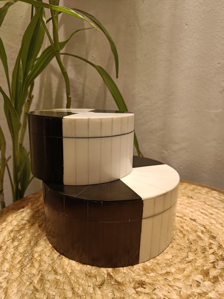 B&W Round Box