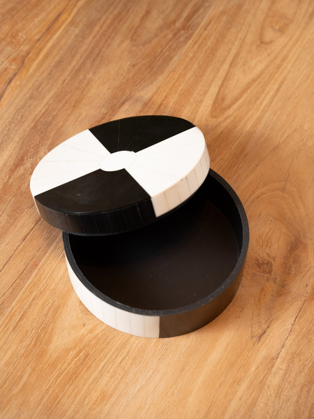 B&W Round Box