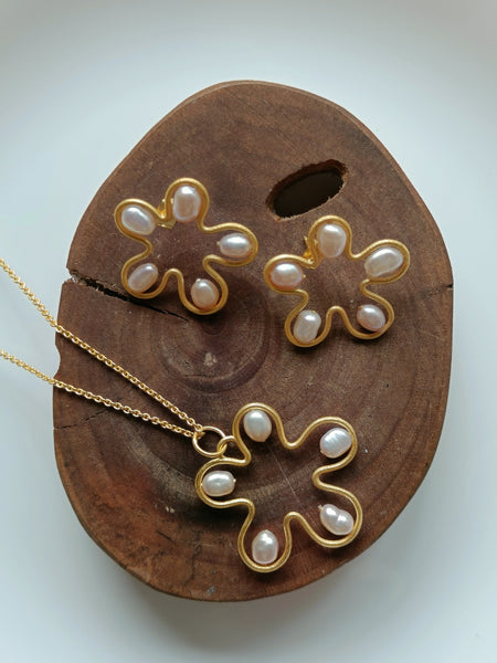 Pearl Flower Necklace